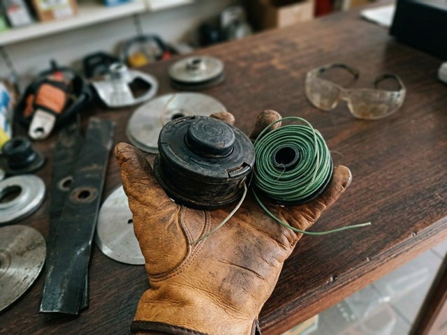 Si te quedas sin hilo a medio trabajo, reponemos tus consumibles para desbroce en Cerdedo-Cotobade